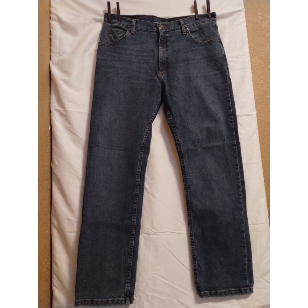 Wrangler Men's Medium Wash Blue Denim Straight Leg Jeans 5-Pocket Regular Fit
